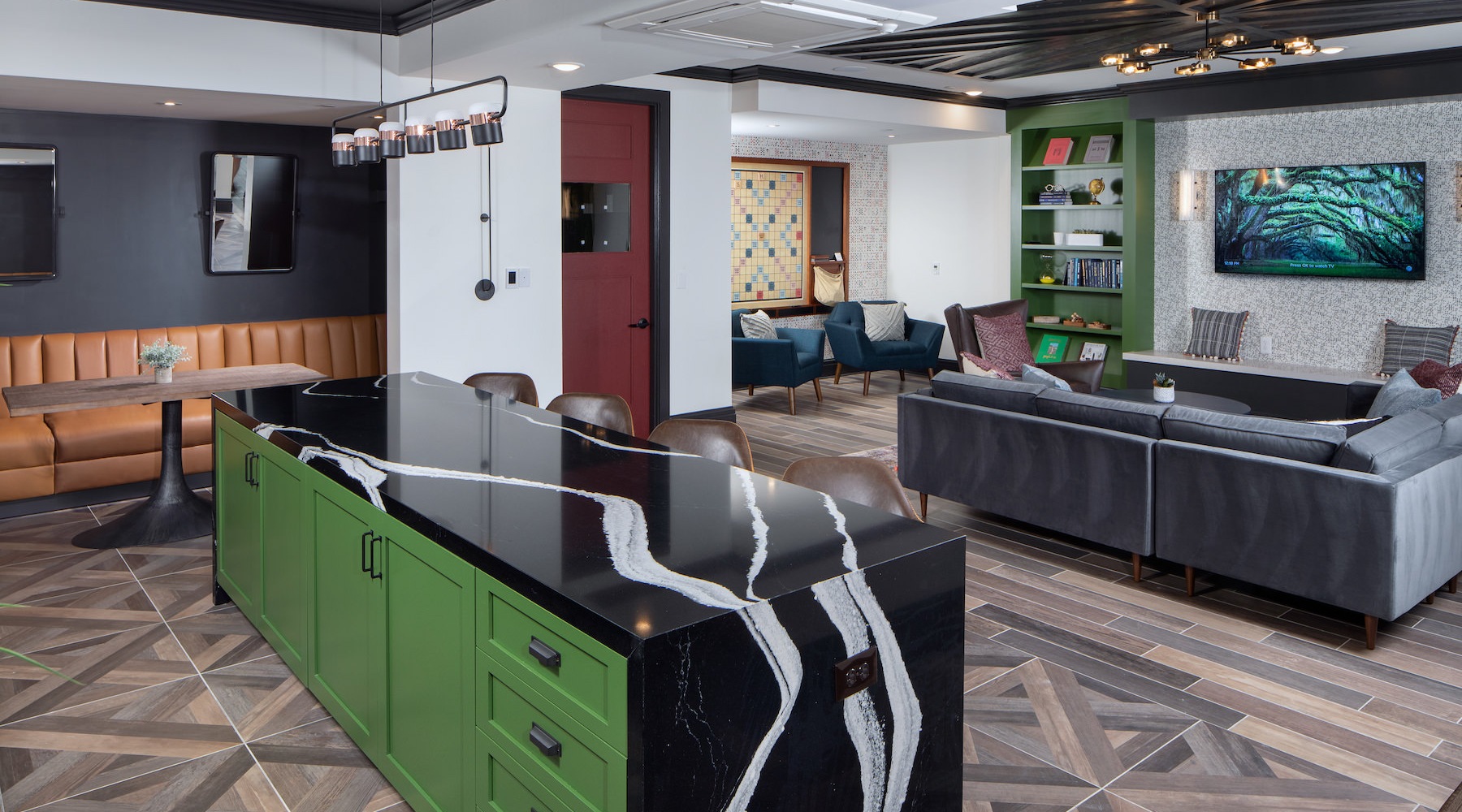 Lounge Large well lit lounge with pool table